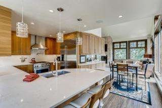 Wellington Haus: Dog Friendly Home, Hot Tub, Views - 1