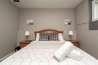 SPACIOUS OASIS-2 BEDROOM SUITE W PRIVATE ENTRANCE - 6