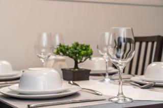 SPACIOUS OASIS-2 BEDROOM SUITE W PRIVATE ENTRANCE - 4