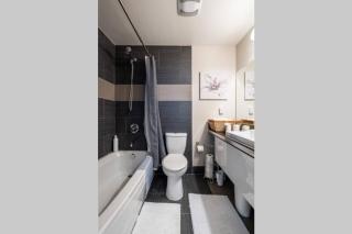 SPACIOUS OASIS-2 BEDROOM SUITE W PRIVATE ENTRANCE - 7