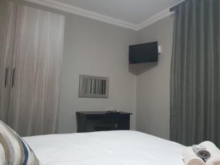 Housemartin Guest House - 9