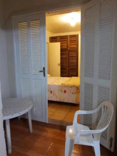 Apartamento térreo com ar condicionado e 2 suítes bem localizado - Garopaba - 0