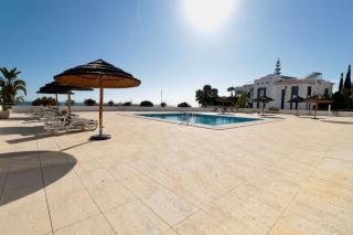 Olhos D' Água 1BR W Pool & Parking by LovelyStay - 8