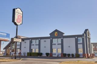Super 8 by Wyndham Wichita Airport West Kellogg - Wichita - 0