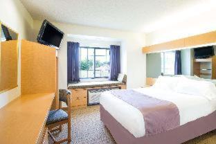 Microtel Inn & Suites by Wyndham Plattsburgh - 8