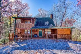 Are We Bear Yet- Hot Tub, 1089 of FREE Attraction tickets for each paid day, Dollywood and More - Sevierville - 0