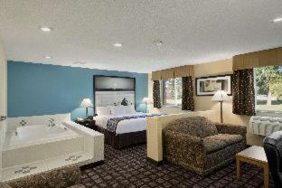 Super 8 by Wyndham Whitewater WI - 6