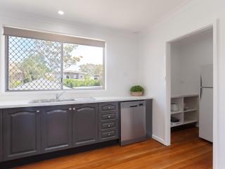 The Norburn, 3 Norburn Avenue - aircon, wifi, boat parking, close to water & clubs - Shoal Bay - 2