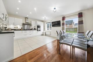 London Heathrow Living Holywell Serviced Houses - 3 and 4 bedrooms By Ferndale - Stanwell - 5