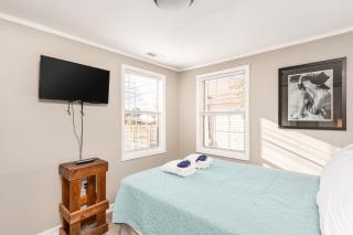 220 W Ashley - Corner Cottage - Central Location - Folly Beach - 1