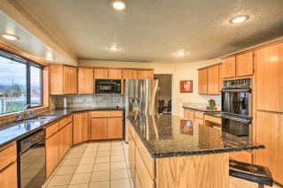 Grand Getaway w/ Hot Tub & pool Spokane Va - 1