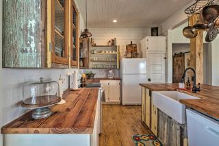 Hot Tub and Game Room! Family Schulenburg Retreat - 2