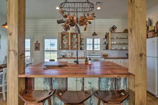 Hot Tub and Game Room! Family Schulenburg Retreat - 1