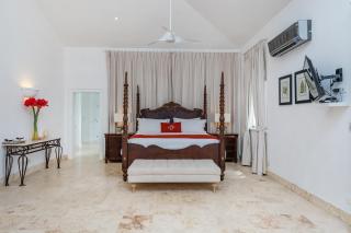 Paradise Luxury Villa with Huge Pool and Jacuzzi - 1
