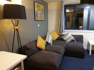 Modern City Home with 5 Ensuites and Private Parking! Perfect for Working teams - 1