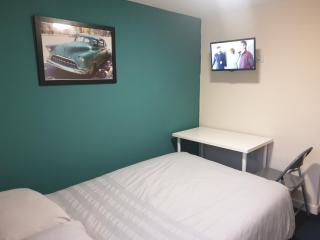 Modern City Home with 5 Ensuites and Private Parking! Perfect for Working teams - 3