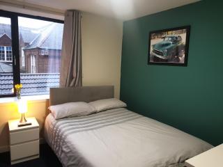 Modern City Home with 5 Ensuites and Private Parking! Perfect for Working teams - 6