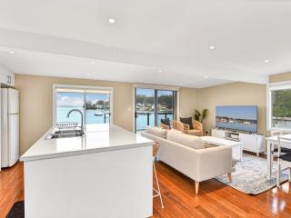 The Boat House Absolute Waterfront and Jetty - Morisset East - 5
