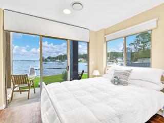The Boat House Absolute Waterfront and Jetty - Morisset East - 3
