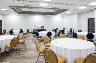 Days Inn & Suites by Wyndham Orlando Airport - 4