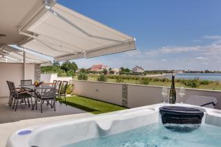 Beachfront villas with hot tubs Sun Garden - Privlaka - 9