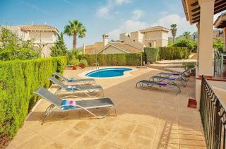 3 Bed House - Sleeps 6 - Pool - Garden - Parking - 8