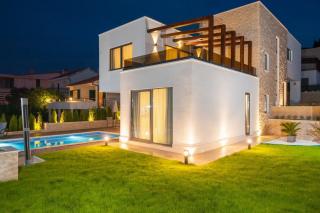Luxury Beachfront Villa Trogir 2 with private pool, jacuzzi and gym at the beach on Ciovo - Okrug Gornji - Trogir - 0