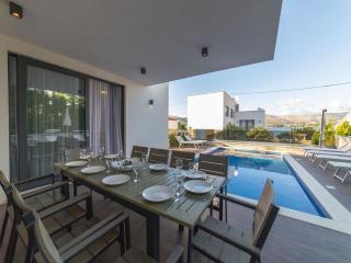 Luxury Beachfront Villa Trogir 2 with private pool, jacuzzi and gym at the beach on Ciovo - Okrug Gornji - 3