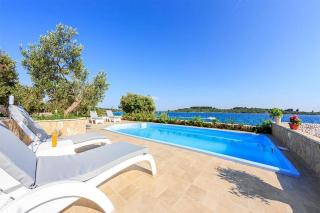 Luxury Beachfront Villa Dalmatino Trogir with private pool right at the beach in Okrug Gornji - Ciovo - Trogir - 7