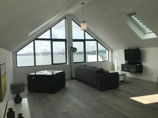 1 Bed Studio - Sleeps 4 - Parking - Wifi - 3