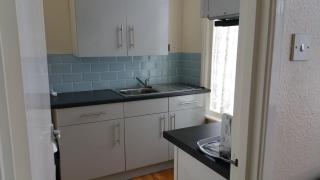 Flat Sleeps 2 with On-Street Parking - 4