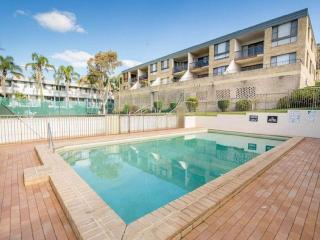 14 The Dunes large unit with pool tennis court and directly across from Fingal beach - Fingal Bay - 9