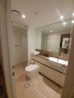 High-End Apartment in the Soul of Surfers Paradise - 7