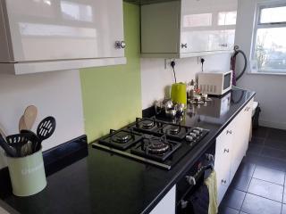 House - Sleeps 4 - Pets Ok - Parking - Garden - 2