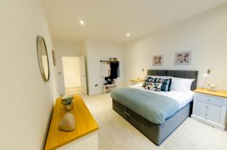 Absolute Stays on Grosvenor - St Albans-High Street- Near Luton Airport - St Albans Abbey Train station -Close to London- Harry Potter World - The Odyssey Cinema-Contractors -London Road-Business-Leisure - 6