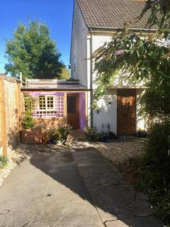 Cute self-contained guest room with ensuite and private decked porch in Glastonbury - Glastonbury - 9