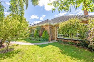 Lake side, opposite botanical gardens! Views! - Wendouree - 0