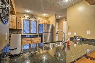 Cozy Bellaire Condo with Balcony - 3 Mi to Skiing! - Bellaire - 1
