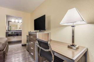 Econo Lodge Coliseum - Charleston - 4