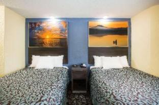 Days Inn by Wyndham Blue Springs - 2