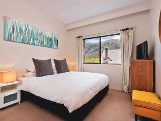 Lantern 1 Bedroom Balcony with partial mountain view - Thredbo - 4