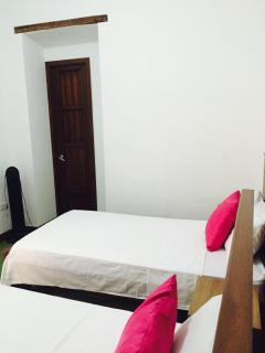 Casa Helga a dos cuadras de la Basílica, casa entera con jardín amplio, 6 habitaciones, 5 baños, cocina, comedor y sala de TV - Buga - 6