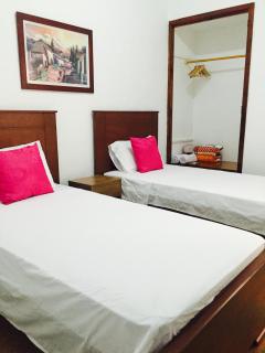 Casa Helga a dos cuadras de la Basílica, casa entera con jardín amplio, 6 habitaciones, 5 baños, cocina, comedor y sala de TV - Buga - 5