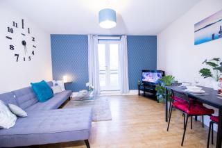 SPACIOUS 2 bed 2 bathroom Apartment with parking! CONTRACTORS & BUSINESS stays Managed by Chique Properties Ltd - 2