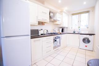 SPACIOUS 2 bed 2 bathroom Apartment with parking! CONTRACTORS & BUSINESS stays Managed by Chique Properties Ltd - 9