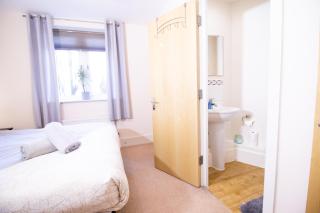 SPACIOUS 2 bed 2 bathroom Apartment with parking! CONTRACTORS & BUSINESS stays Managed by Chique Properties Ltd - 6