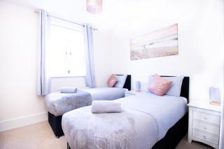 SPACIOUS 2 bed 2 bathroom Apartment with parking! CONTRACTORS & BUSINESS stays Managed by Chique Properties Ltd - 3