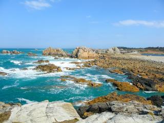 Maison de caractère à Plougrescant avec jardin et parking. - 2