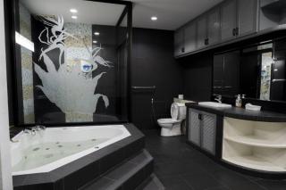 PARTY HAUS 7 bedrooms 8 toilets - 4