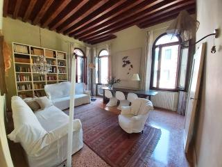 GORGEOUS VENETIAN APARTMENT WITH CANAL VIEW - 2